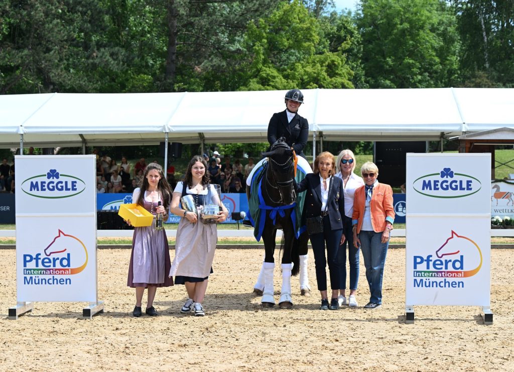 Evelyn Eger tanzt mit Tabledance zum Sieg in der CDI5*-Grand Prix Kür – Preis der  Meggle Gruppe