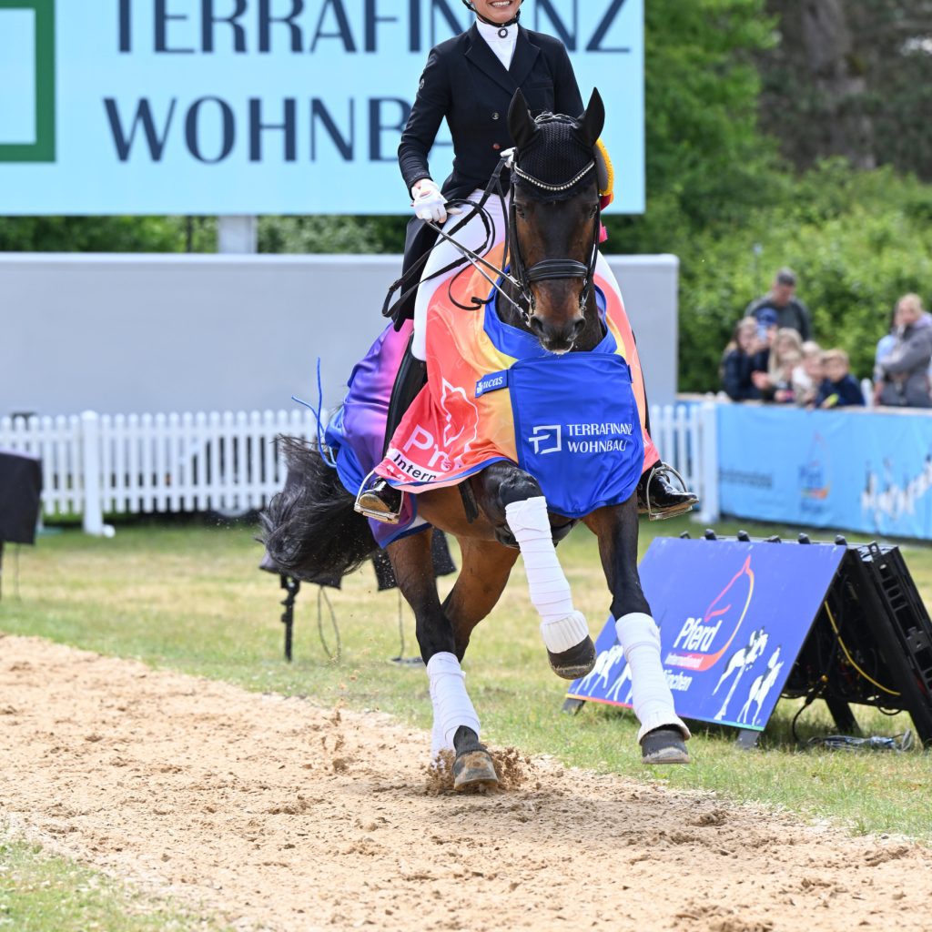 Laura Strobel: Personal Best und Sieg mit „Sisters Act MT OLD“ in der Grand Prix Kür – Preis der Terrafinanz Wohnbau GmbH